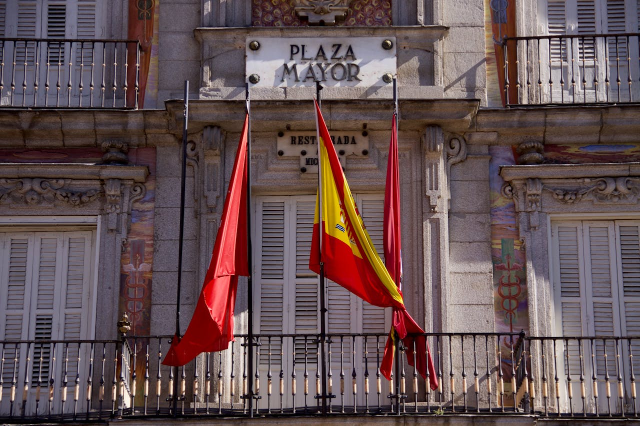 banderas de españa en la calle