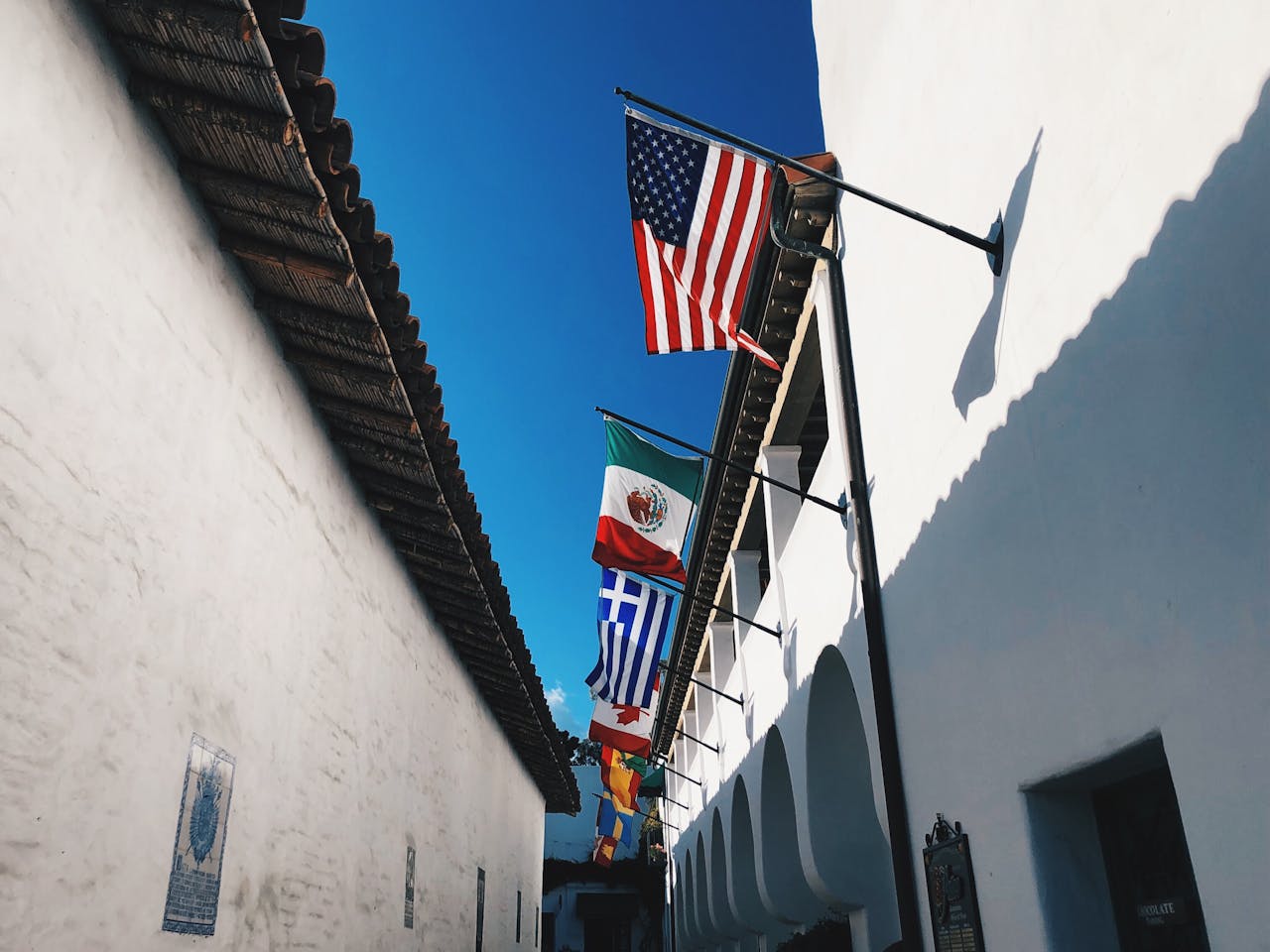 banderas en la calle